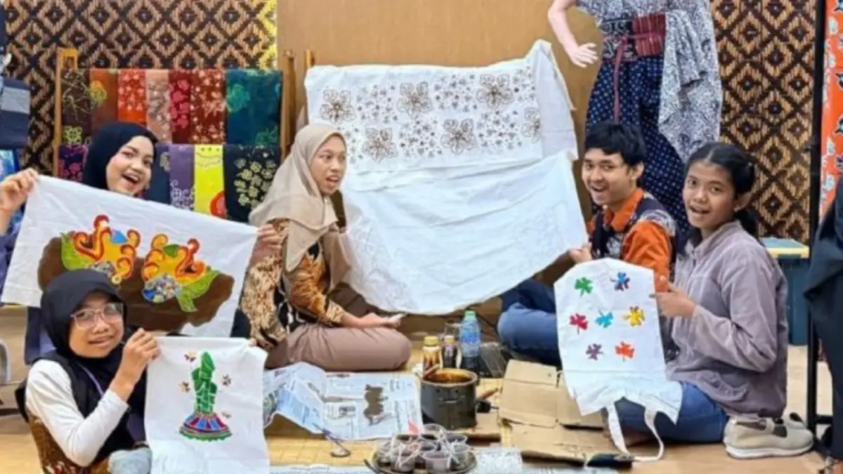 Anak-anak disabilitas menunjukkan hasil karya batik mereka dalam ajang Batik Bordir & Aksesoris Fair 2026 di tenan PT Perusahaan Gas Negara (PGN) yang digelar di Surabaya, Jawa Timur pada 6 – 10 Mei 2026. (Antara/HO/PT PGN)