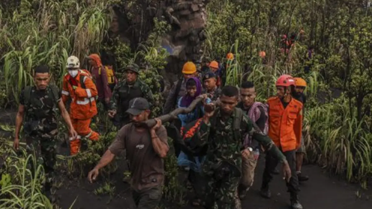 Arsip - Tim SAR gabungan membawa kantong berisi jenazah pendaki korban erupsi Gunung Dukono di Kecamatan Galela, Kabupaten Halmahera Utara, Maluku Utara, Sabtu (9/5). (ANTARA FOTO/Andri Saputra/agr)