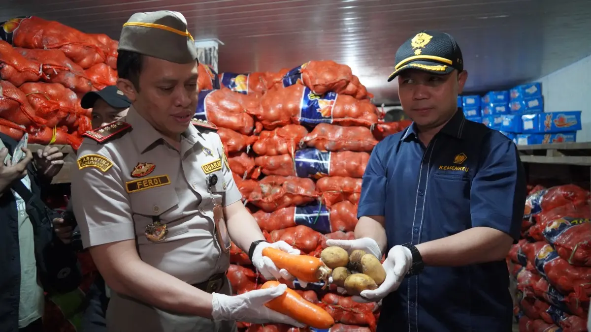 Barantin menunjukkan pangan ilegal siap edar di sebuah gudang di Jl Kom Yos Soedarso Pontianak pada Rabu (13/5). (DOK BARANTIN KALBAR)