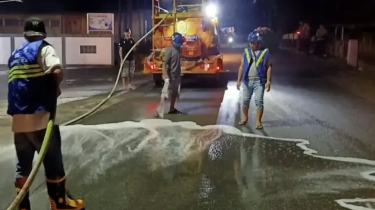 Petugas BPK Swasta Sambas turun membersihkan tumpahan minyak di Jalan A Yani kawasan Siapat, Desa Lorong, Kecamatan Sambas, Senin (11/5) malam.