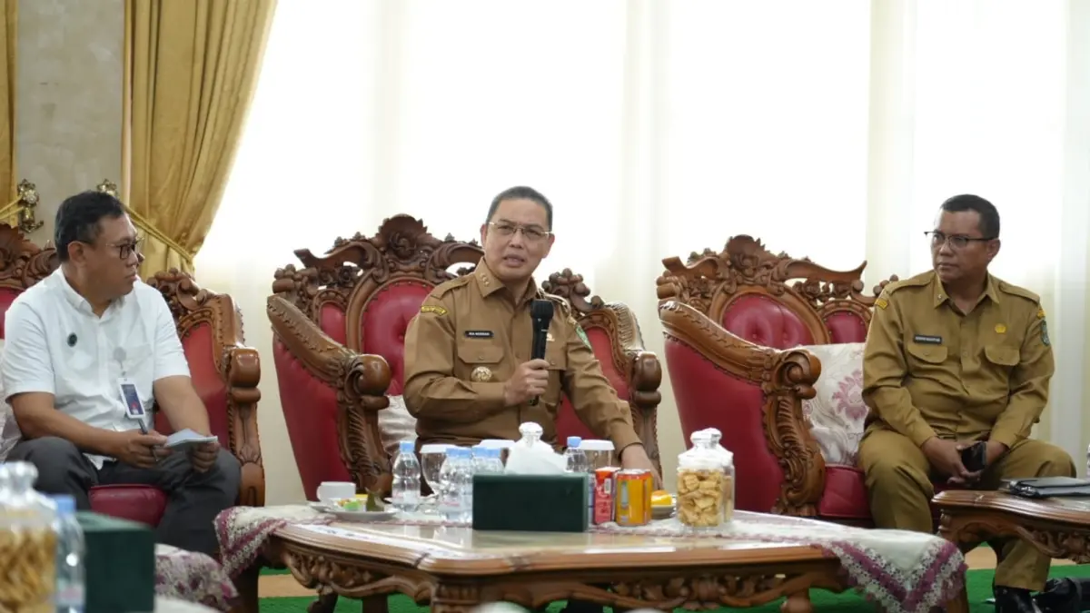 Gubernur Kalimantan Barat Ria Norsan memimpin rapat bersama BGN terkait pelaksanaan Program Makan Bergizi Gratis (MBG) di Kalbar. (Adpim Pemprov Kalbar)