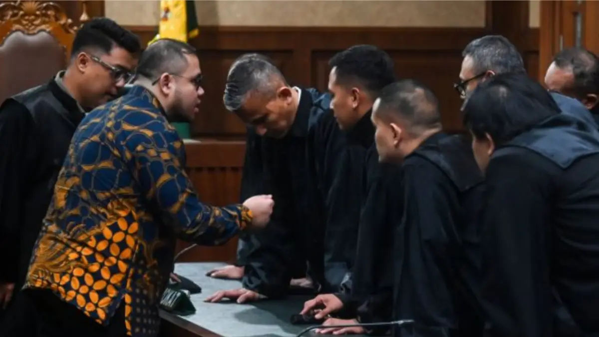 Terdakwa kasus dugaan korupsi pengadaan laptop berbasis Chromebook di Kemendikbudristek tahun 2019-2022 Ibrahim Arief (kedua kiri) berkonsultasi dengan kuasa hukum usai menjalani sidang putusan di Pengadilan Tipikor, Jakarta, Selasa (12/5). ( ANTARA FOTO/Rivan Awal Lingga/kye)