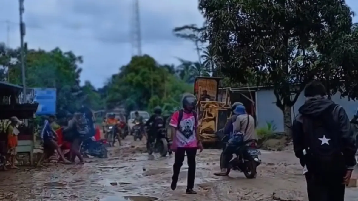 Jalan poros di Desa Sungai Paduan, Kecamatan Teluk Batang, Kabupaten Kayong Utara. 