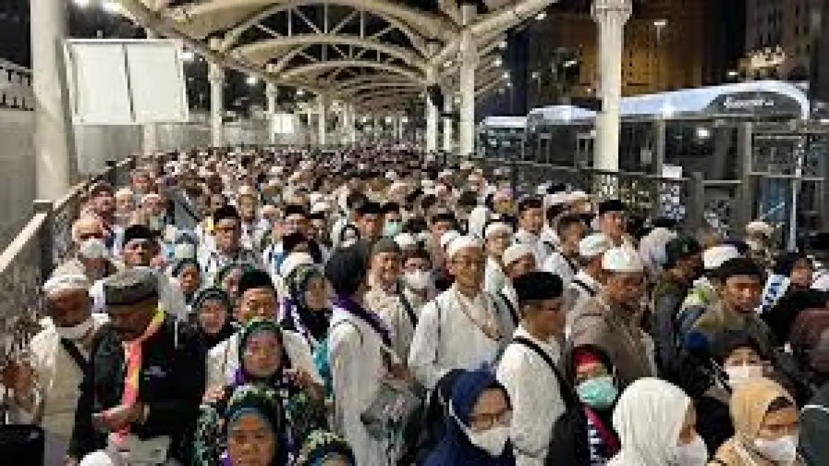 Jemaah haji saat melewati terminal Ajyad di sisi selatan Masjidil Haram, Makkah, Sabtu (9/5). (DOK JAWA POS) 