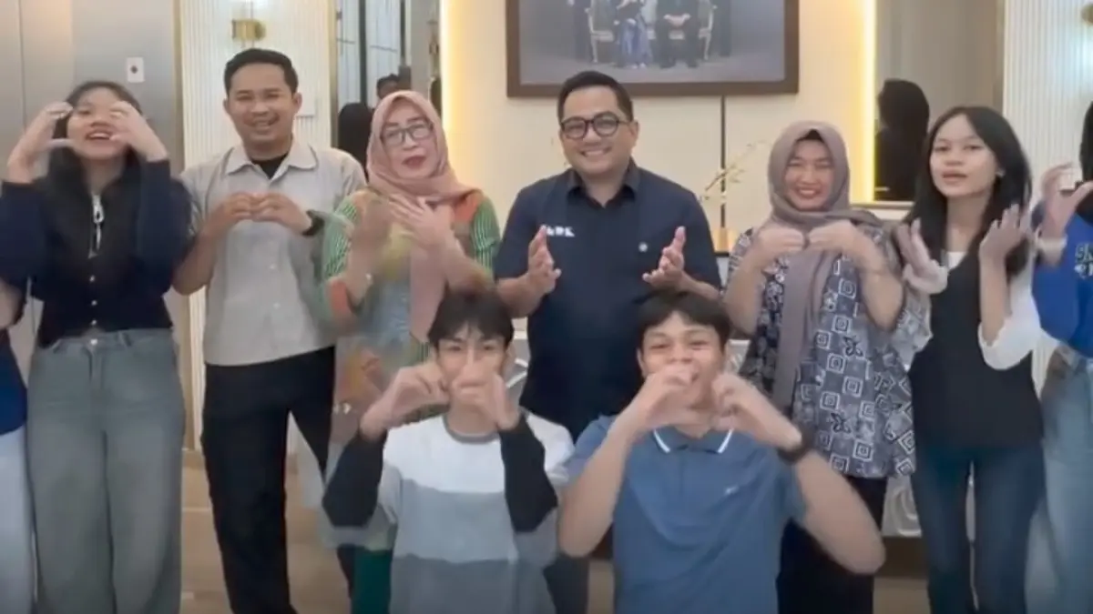 Josepha bersama rekan satu timnya bertemu dengan anggota MPR RI, Rifqinizamy Karsayuda pada Rabu (13/5). (INSTAGRAM/@bang.rifqi.mrk)