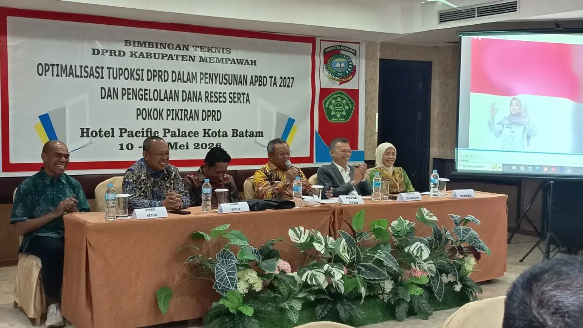 Ketua DPRD Mempawah memberikan sambutan saat pembukaan Bimtek.