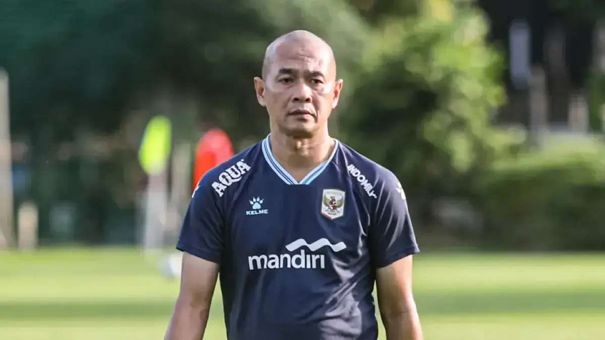 Kurniawan Dwi Yulianto meminta maaf setelah Timnas Indonesia U17 gagal lolos ke Piala Dunia U17 2026. (Salman Toyibi/Jawa Pos)