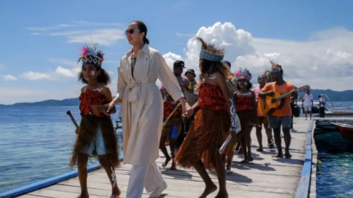 Menteri Pariwisata Widiyanti Putri Wardhana saat meninjau kesiapan revalidasi status UNESCO Global Geopark Raja Ampat di Geosite Piaynemo, Selasa (12/5). (ANTARA/HO-Kementerian Pariwisata)