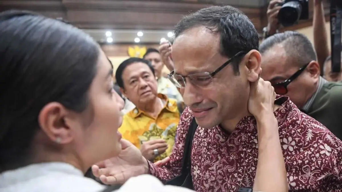 Nadiem Makarim (kanan) memeluk istrinya Franka Franklin Makarim (kiri) seusai mengikuti sidang tuntutan di Pengadilan Tipikor, Jakarta, Rabu (13/5). (ANTARA)
