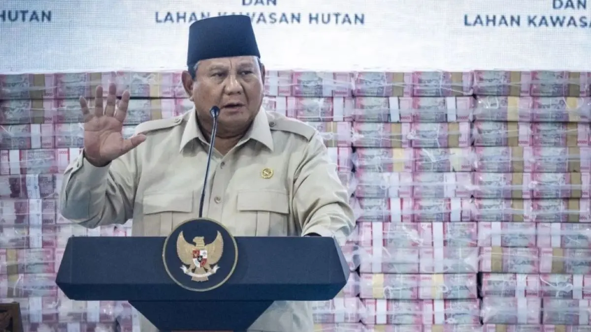 Presiden Prabowo Subianto memberikan sambutan pada kegiatan penyerahan denda administratif kehutanan di Kejaksaan Agung, Jakarta, Rabu (13/5). (Antara) 