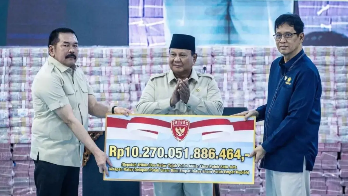 Presiden Prabowo Subianto menyaksikan Jaksa Agung ST Burhanuddin (kiri) menyerahkan secara simbolis uang hasil penagihan denda administratif kehutanan kepada Menteri Keuangan Purbaya Yudhi Sadewa (kanan) di Kejaksaan Agung, Jakarta, Rabu (13/5).)(Antara) 