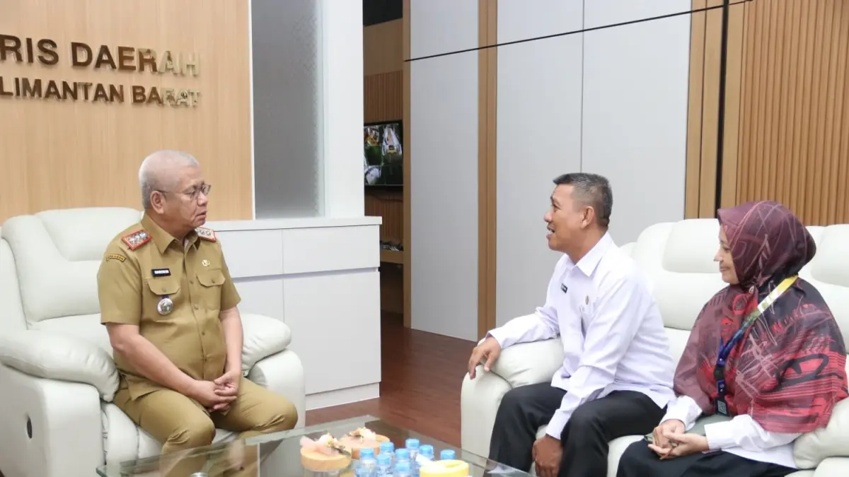 Sekretaris Daerah Provinsi Kalbar, Harisson sedang berbincang-bincang dengan Kepala Perwakilan BKKBN Provinsi Kalbar, Nuryamin, yang akan pindah tugas ke Sulawesi Tengah. (Adpim Pemprov Kalbar)