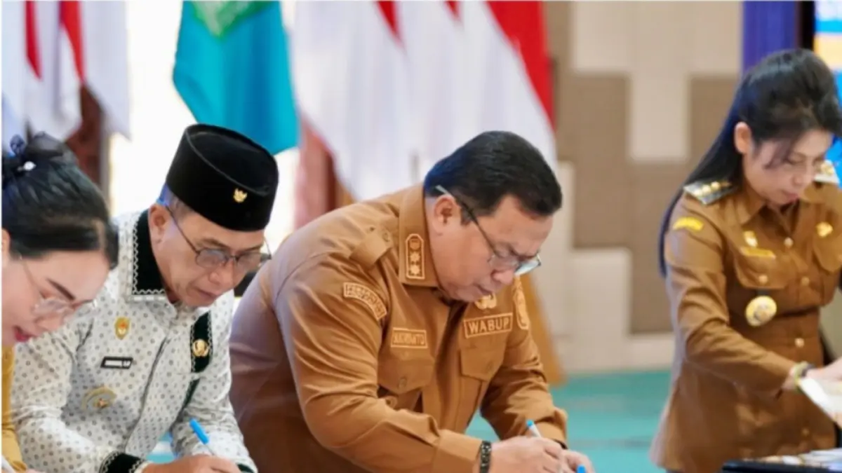 Wakil Bupati Kubu Raya, Sukiryanto, mengikuti penandatanganan Addendum Nota Kesepakatan Pemerintah Provinsi, Kabupaten dan Kota se-Kalimantan Barat Tahun 2026 di Aula Garuda Gedung Pelayanan Terpadu Kantor Gubernur Kalbar, Selasa (12/5). (PROKOPIM KKR)