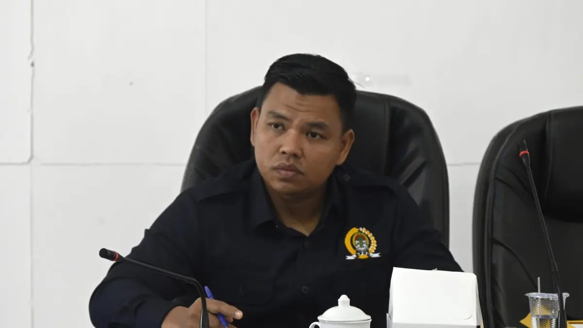 Wakil Ketua Komisi II DPRD Ketapang, M. Eri Setyawan, memimpin rapat kerja dengan beberapa OPD, Senin (11/5). (ISTIMEWA)
