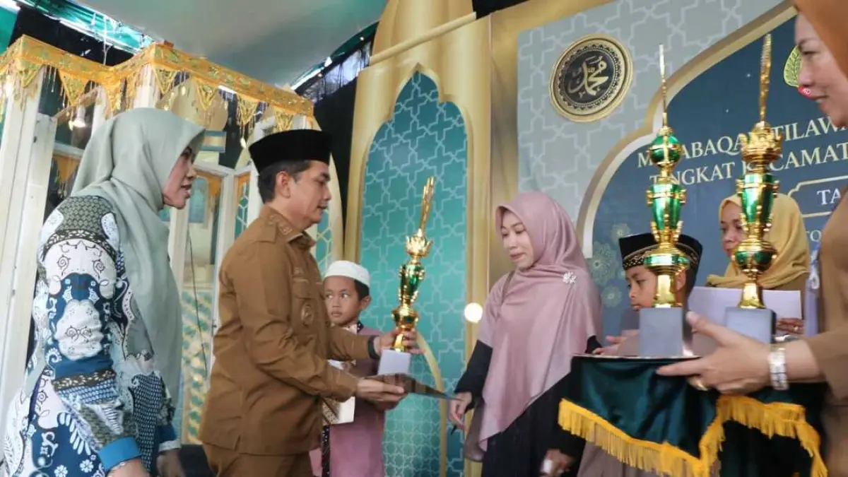 Wakil Wali Kota Pontianak Bahasan saat menyerahkan hadiah kepada pemenang MTQ XXXIV Kecamatan Pontianak Selatan. (ISTIMEWA)