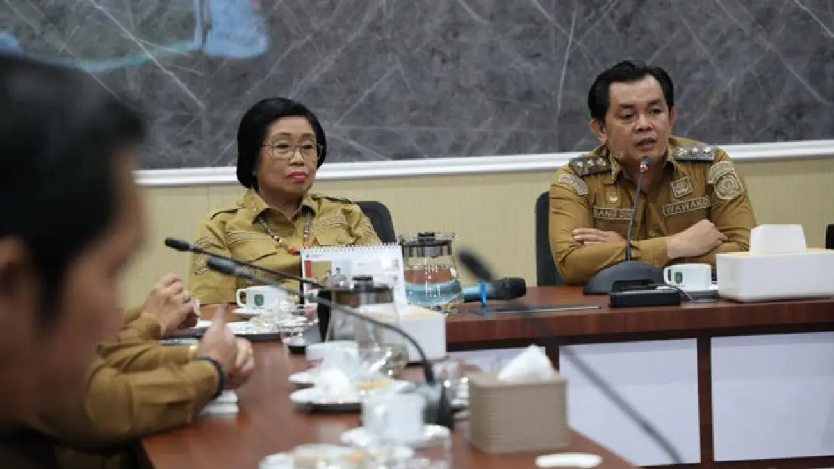 Wakil Wali Kota Singkawang, Muhammadin saat menerima kunjungan dari rombongan Pemkab Gunung Mas yang dipimpin Wakil Bupati Gunung Mas, Efrensia Umbing.