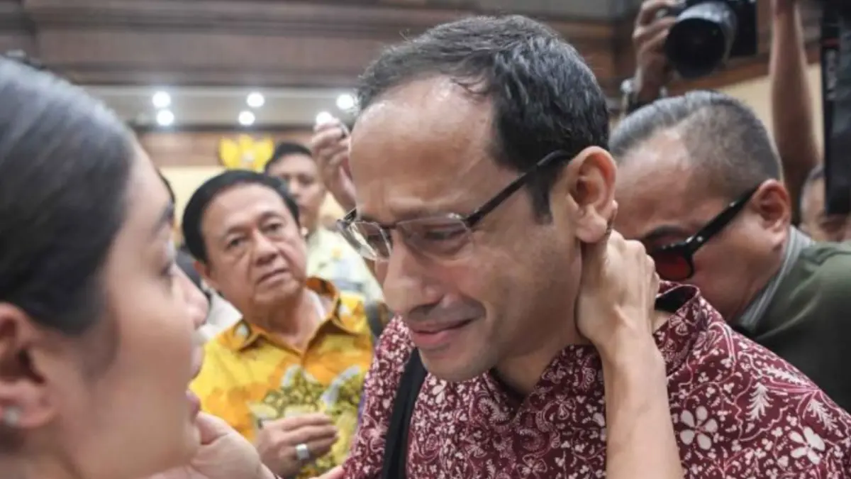 Terdakwa kasus dugaan korupsi pengadaan Chromebook dan Chrome Device Management (CDM) dalam program digitalisasi pendidikan di Kemendikbudristek Nadiem Makarim (kanan) memeluk istrinya Franka Franklin Makarim (kiri) seusai mengikuti sidang tuntutan di Pengadilan Tipikor, Jakarta, Rabu (13/5/). (ANTARA FOTO/M Risyal Hidayat/nym.)