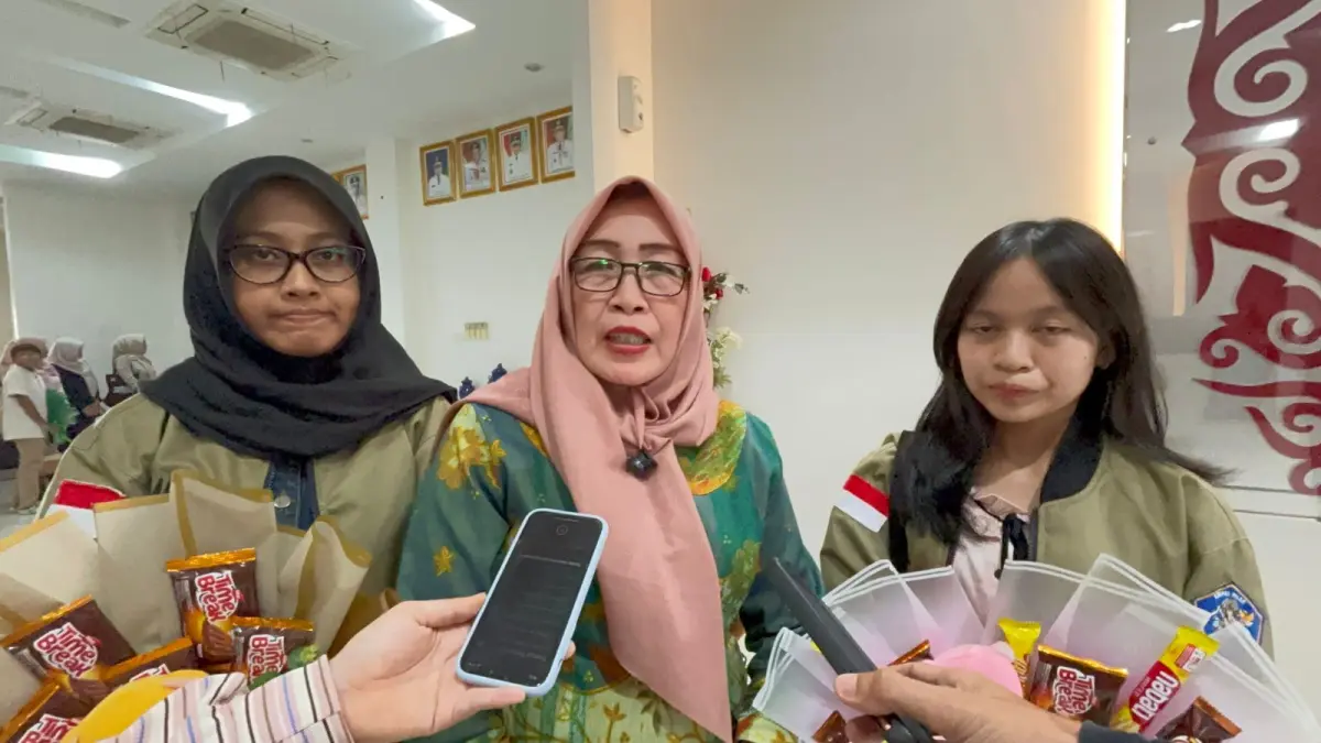 Kepala SMAN 1 Pontianak, Indang Maryati, memberikan keterangan kepada wartawan setibanya di VIP Bandara Supadio, Kubu Raya, Kamis (14/5). Indang menegaskan sekolah tetap pada keputusan mundur dari tanding ulang LCC Empat Pilar MPR RI 2026 dan segera mengirim surat resmi ke MPR RI. (Idil Aqsa Akbary/Pontianak Post)