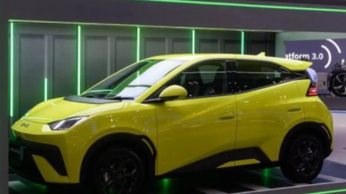 Arsip Foto - Tampilan mobil listrik BYD Atto 1 yang diperlihatkan di ajang Gaikindo Indonesia International Auto Show (GIIAS) 2025 di Indonesia Convention Exhibition BSD, Kabupaten Tangerang, Banten, Jumat (25/7/2025). (ANTARA FOTO/Putra M. Akbar)