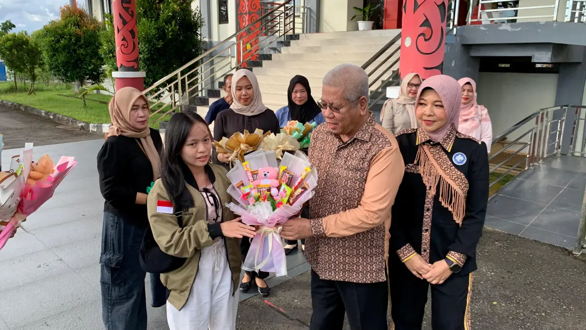 SAMBUT : Sekda Kalbar,Harisson bersama Ketua IKA SMAN 1 Pontianak, Windy Prihastari menyambut kepulangan Josepha Alexandra (Ocha), dan tim LCC SMAN 1 Pontianak usai menghadiri undangan di Jakarta, di VIP Bandara Supadio, Kubu Raya, Kamis (14/5) sore. (IDIL AQSA AKBARY/PONTIANAK POST)