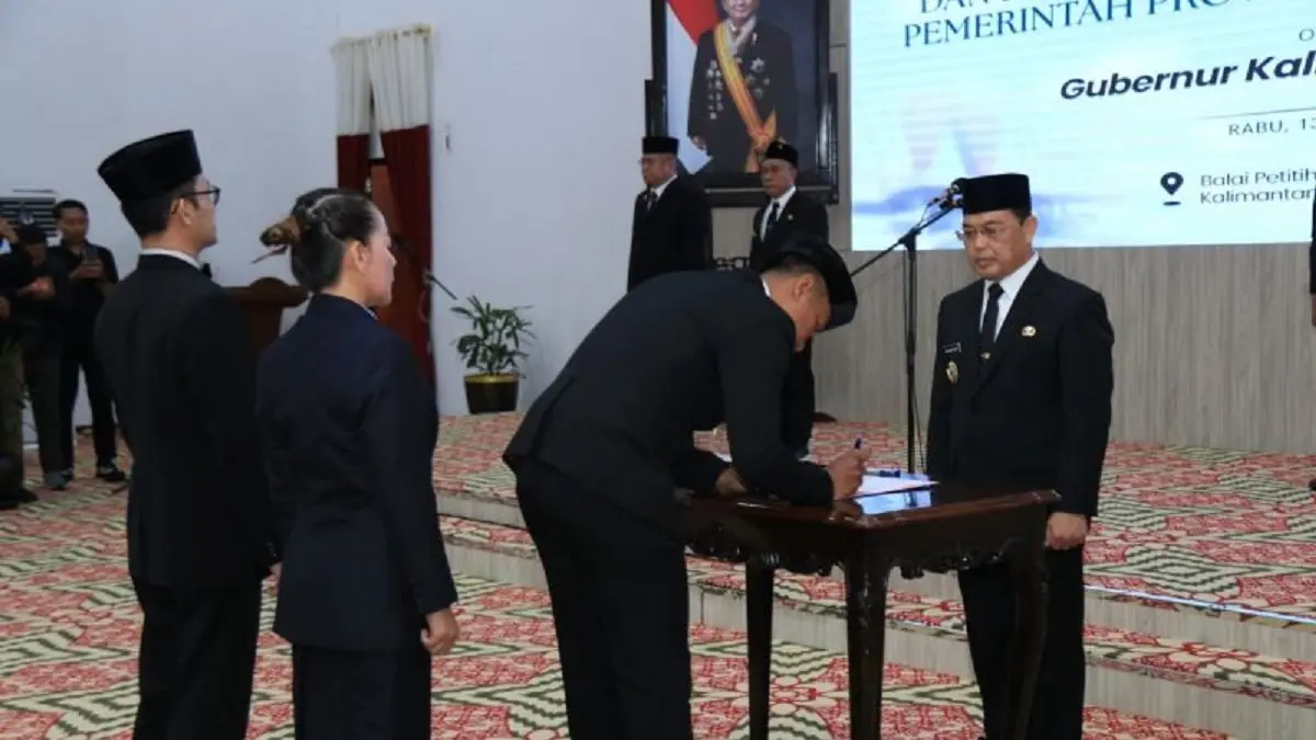 Gubernur Kalbar, Ria Norsan, memimpin pengambilan sumpah/janji jabatan serta pelantikan Pejabat Administrator (Eselon III) dan Pejabat Pengawas (Eselon IV) di lingkungan Pemprov Kalbar, di Balai Petitih Kantor Gubernur Kalbar (ANTARA)