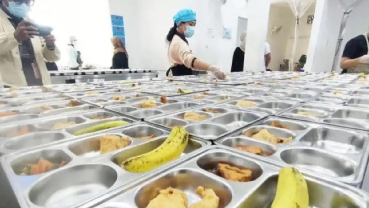 Ilustrasi - Petugas tengah memorsi menu Makan Bergizi Gratis (MBG) di dapur Satuan Pelayanan Pemenuhan Gizi (SPPG) di Jakarta. (ANTARA/Risky Syukur)