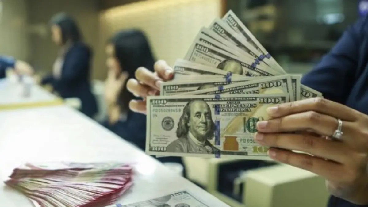 Karyawan menunjukkan uang pecahan dolar Amerika Serikat (AS) di gerai penukaran mata uang asing Ayu Masagung, Jakarta, Selasa (5/5). (ANTARA FOTO/Asprilla Dwi Adha/bar)