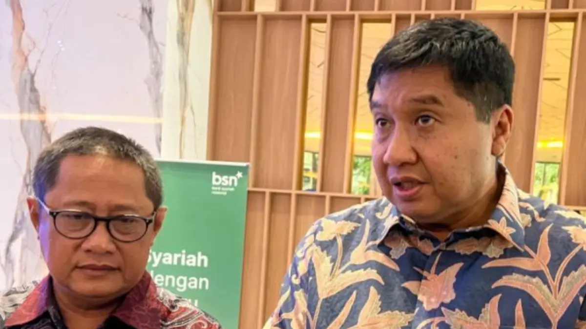Menteri Perumahan dan Kawasan Permukiman (PKP) Maruarar Sirait (kanan) didampingi Direktur Utama PT Bank Syariah Nasional (BSN) Alex Sofjan Noor (kiri) dalam jumpa pers usai rapat di Kantor BSN Jakarta, Rabu (13/5). (ANTARA/Harianto)
