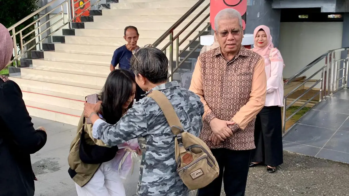 PELUK : Ayah Josepha Alexandra (Ocha), Andre Kuncoro, memeluk putrinya setibanya di VIP Bandara Supadio, Kubu Raya, Kamis (14/5) sore.&nbsp;