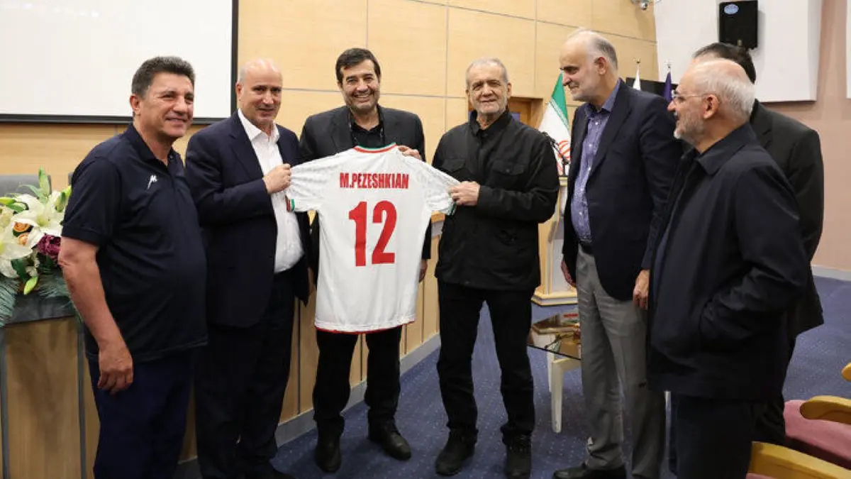 Presiden Masoud Pezeshkian saat mengunjungi Timnas Iran jelang keberangkatan ke Piala Dunia.(IRNA)