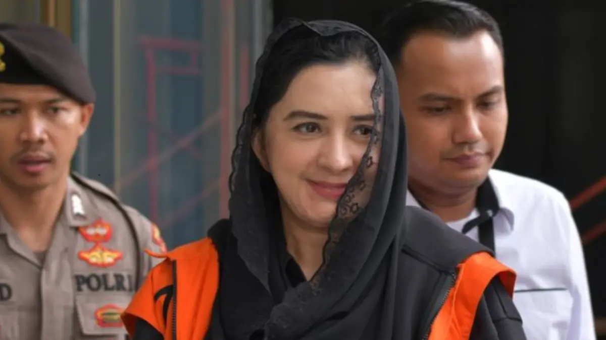 Tersangka kasus dugaan korupsi pengadaan barang dan jasa di Pemkab Pekalongan, Fadia Arafiq (tengah) menjalani pemeriksaan lanjutan.(ANTARA FOTO/Reno Esnir/fzn/YU)