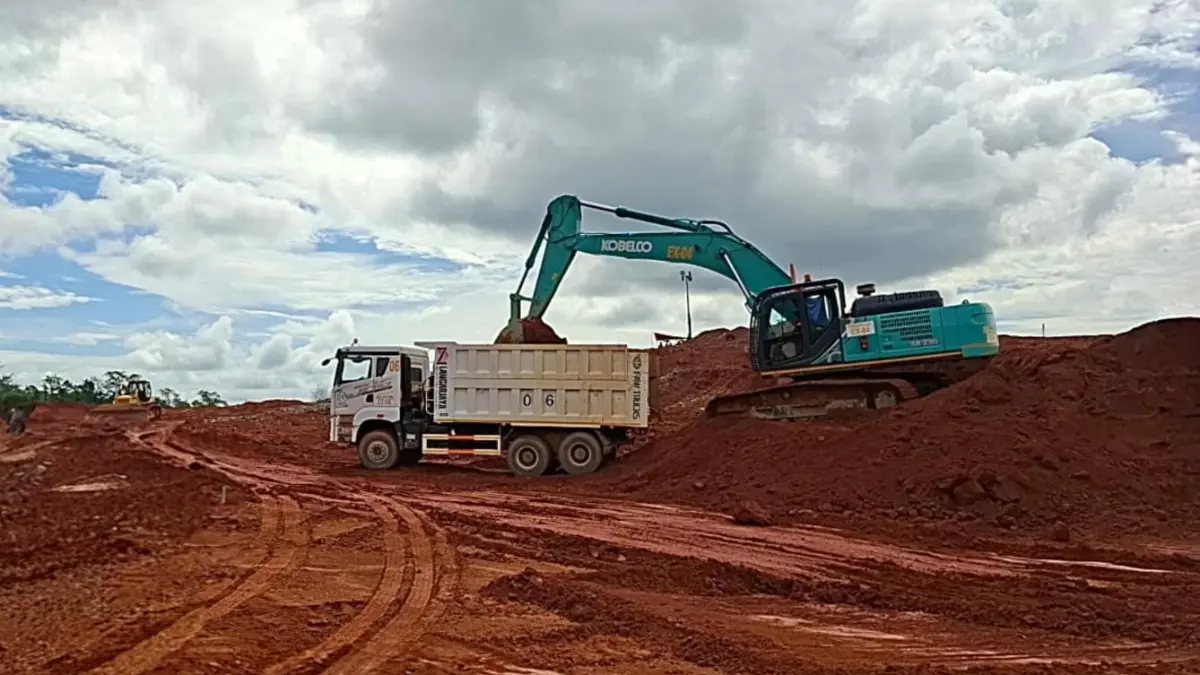 Aktivitas operasional di kawasan tambang PT Antam Tbk – Toho. Excavator terlihat melakukan proses pemuatan material hasil tambang ke unit dump truck.