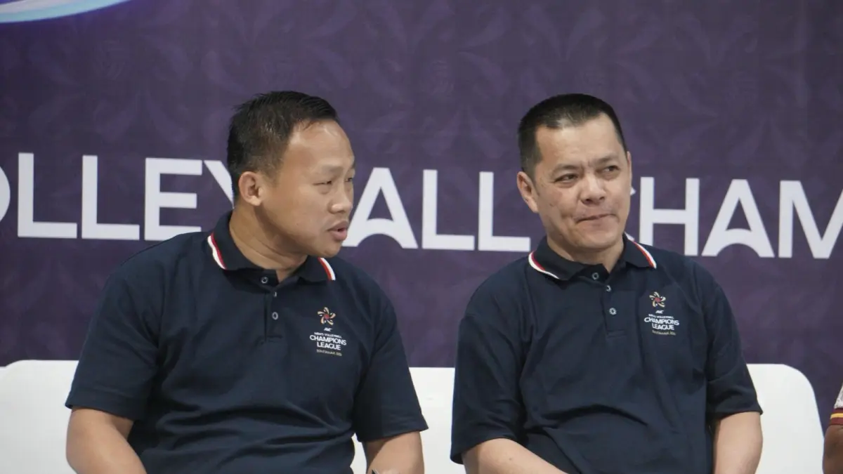 Bupati Kayong Utara, Romi Wijaya, (Kanan) pada pembukaan kejuaraan bola voli antarklub tingkat Asia,bersebelahan dengan Boxing Senator Daud Yordan juga sebagai Ketum KONI Kalbar.  (PROKOPIM KKU)