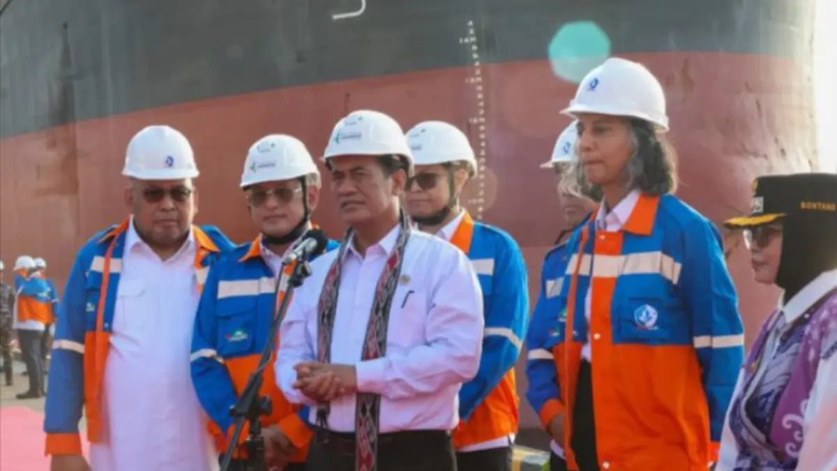 Menteri Pertanian Andi Amran Sulaiman (tengah), Wakil Duta Besar Australia untuk Indonesia, Gita Kamath (kedua kanan) dalam pelepasan ekspor perdana produk urea PT Pupuk Indonesia (Persero) melalui PT Pupuk Kalimantan Timur ke Australia di Pelabuhan Bontang, Kalimantan Timur, Kamis (14/5). (ANTARA/HO-Kementan)