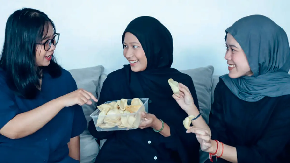 Ilustrasi model (Clarisa, Rani, dan Windy) makan kerupuk (DOK JAWAPOS)