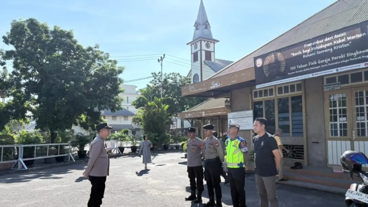 Jajaran Polres Singkawang menyiagakan personel di Gereja Paroki Santo Fransiskus Asisi untuk memastikan keamanan serta kenyamanan jemaat. (HUMAS POLRES)