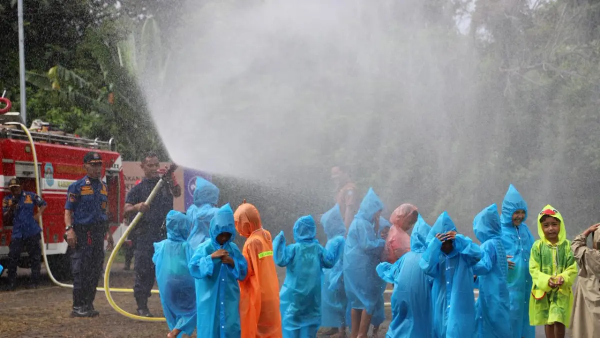 Kegiatan edukasi BPBD Kubu Raya bersama siswa PAUD KB Empening Desa Teluk Empening di Sungai Raya, Selasa (12/5), untuk mengenalkan tugas dan fungsi pemadam kebakaran sejak dini. (ISTIMEWA)