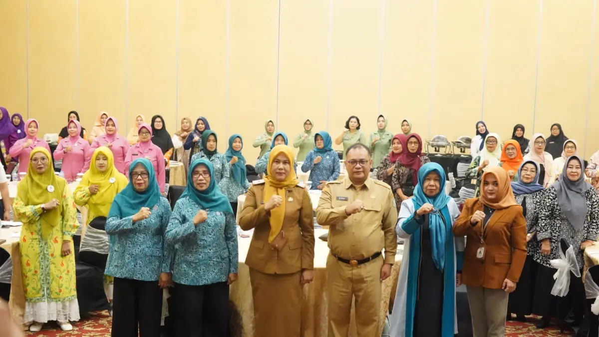 Kepala Badan Kesbangpol Kalbar, Mohammad Bari foto bersama Sekretaris Daerah Singkawang, Dwi Yanti dan Tim Penggerak PKK Singkawang pada kegiatan pendidikan politik khusus bagi perempuan, Selasa (12/5/26).