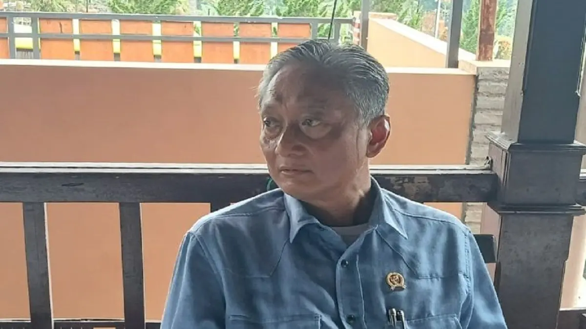 Menteri Pekarjaan Umum Dody Hanggodo memberi keterangan kepada wartawan di Kabupaten Wonosobo, Jwwa Timur, Jumat (15/5). (ANTARA/Heru Suyitno)