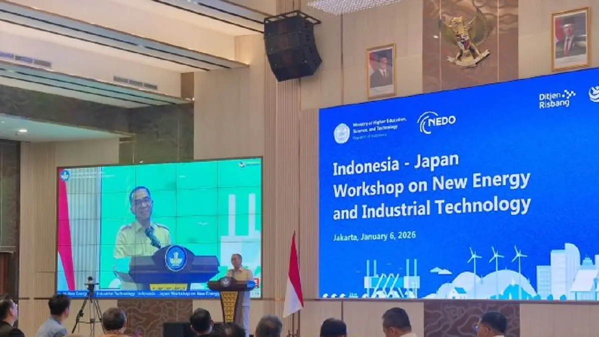 Menteri Pendidikan Tinggi, Sains, dan Teknologi (Mendiktisaintek), Brian Yuliarto memberi sambutan dalam kegiatan Indonesia–Japan Workshop on New Energy and Industrial Technology di kantor Kemdiktisaintek, Jakarta, Selasa (6/1). (ANTARA/Sean Filo Muhamad)