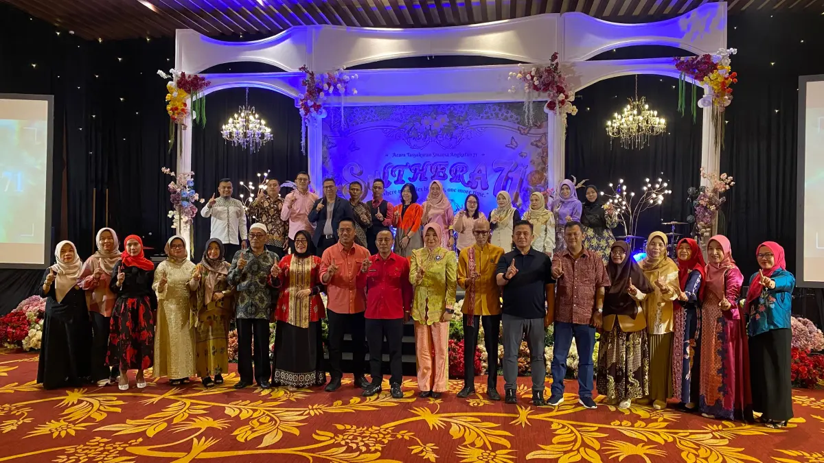 FOTO BERSAMA — Wakil Gubernur Kalimantan Barat Krisantus Kurniawan, Ketua DPRD Kota Pontianak Satarudin, Ketua IKA SMAN 1 Pontianak Windy Prihastari, Kepala SMAN 1 Pontianak Indang Maryati, berfoto bersama alumni SMAN 1 Pontianak angkatan 71 tahun 2026 usai prosesi tasyakuran kelulusan di Qubu Resort, Kubu Raya, Jumat (15/5). (ERWIN SURYADI/PONTIANAK POST)