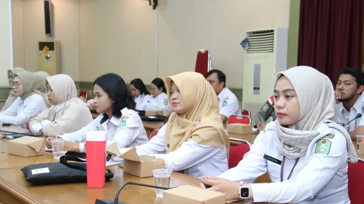 Para peserta mengikuti Bimbingan Teknis Pelayanan Informasi Publik Tahun 2026 bertema “Peningkatan Kualitas Pelayanan Informasi Publik yang Cepat, Tepat, dan Sederhana” di Ruang Rapat Tengkawang Kantor Gubernur Kalbar. (Adpim Pemprov Kalbar)