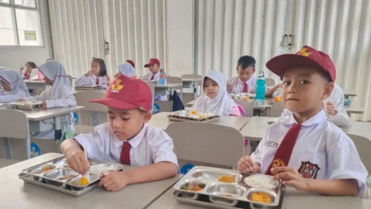 Para siswa menyantap makan bergizi gratis (MBG) di salah satu sekolah dasar Kota Bandung, Jawa Barat. (ANTARA/HO-Diskominfo Kota Bandung)