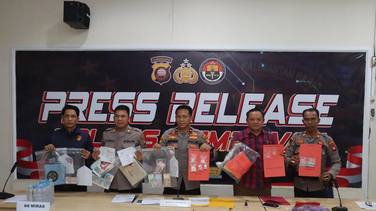 Pengungkapan hasil Operasi Pekat Kapuas oleh Waka Polres Mempawah, Kompol Antonius Trias K di Mapolres Mempawah, Rabu (13/5) pagi.
