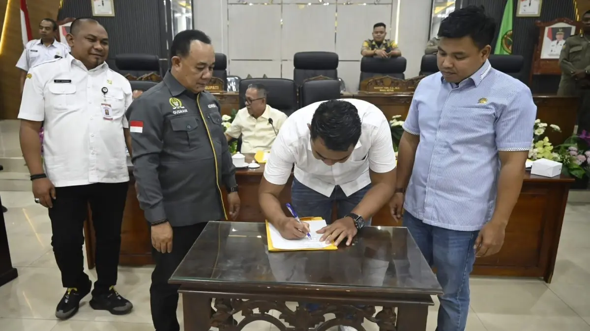 Perwakilan buruh menandatangani notulen RDP antara PT. KAL dengan karyawannya, Rabu (13/5) malam. (ISTIMEWA)