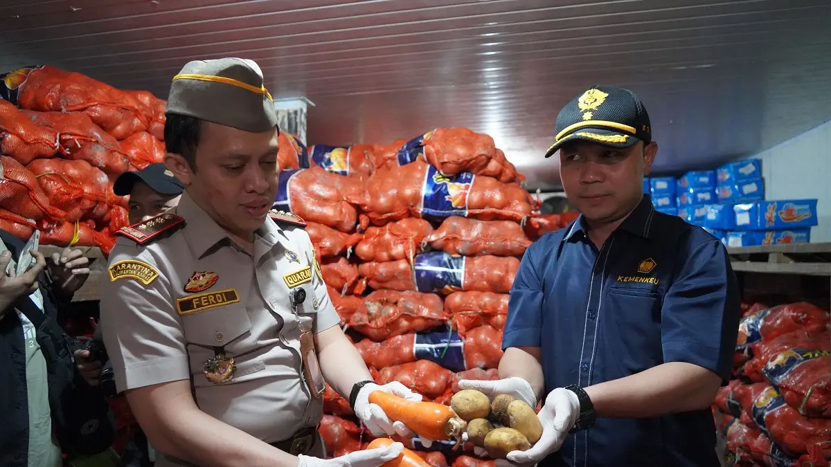 Petugas Karantina Kalbar bersama personel Polda Kalbar menyita 42 ton di gudang  Jalan Komodor Yos Sudarso, Pontianak, Rabu (13/5).