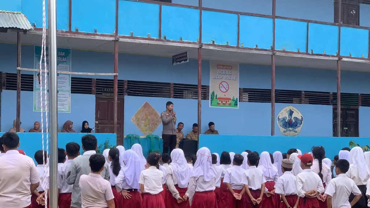 Polisi mengedukasi siswa SDN 04 Sandai, Desa Muara Jekak, Kecamatan Sandai, untuk tidak melakukan dan melaporkan jika terjadi perundungan. (ISTIMEWA)