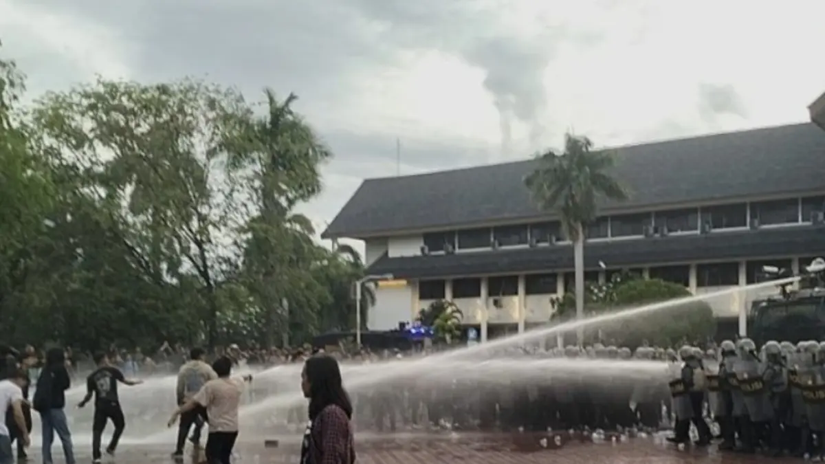 Polisi saat membubarkan paksa demonstrasi tolak Pergub JKA dengan menggunakan meriam air di depan kantor Gubernur Aceh, Banda Aceh, Rabu (13/5). (ANTARA/Rahmat Fajri)