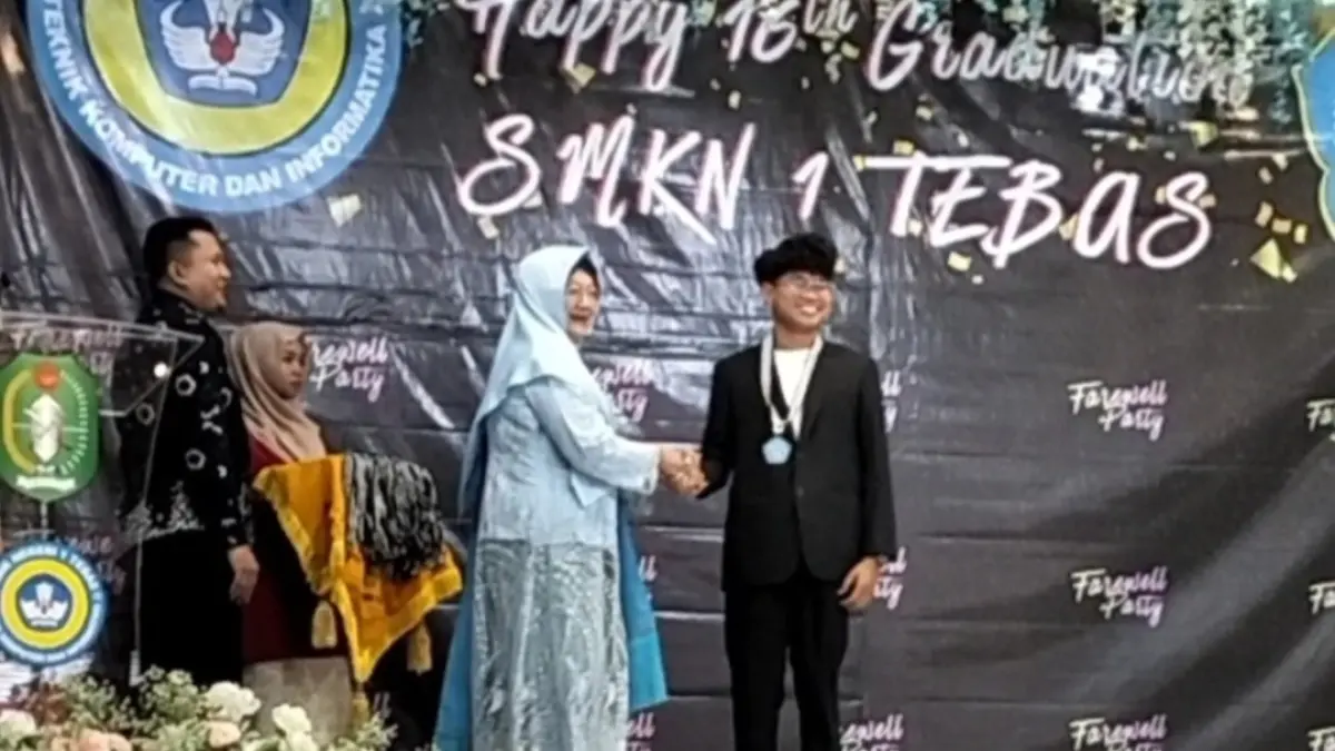 “Prosesi penyerahan penghargaan kepada siswa pada acara pelepasan lulusan SMKN 1 Tebas tahun pelajaran 2025/2026 di Sambas.