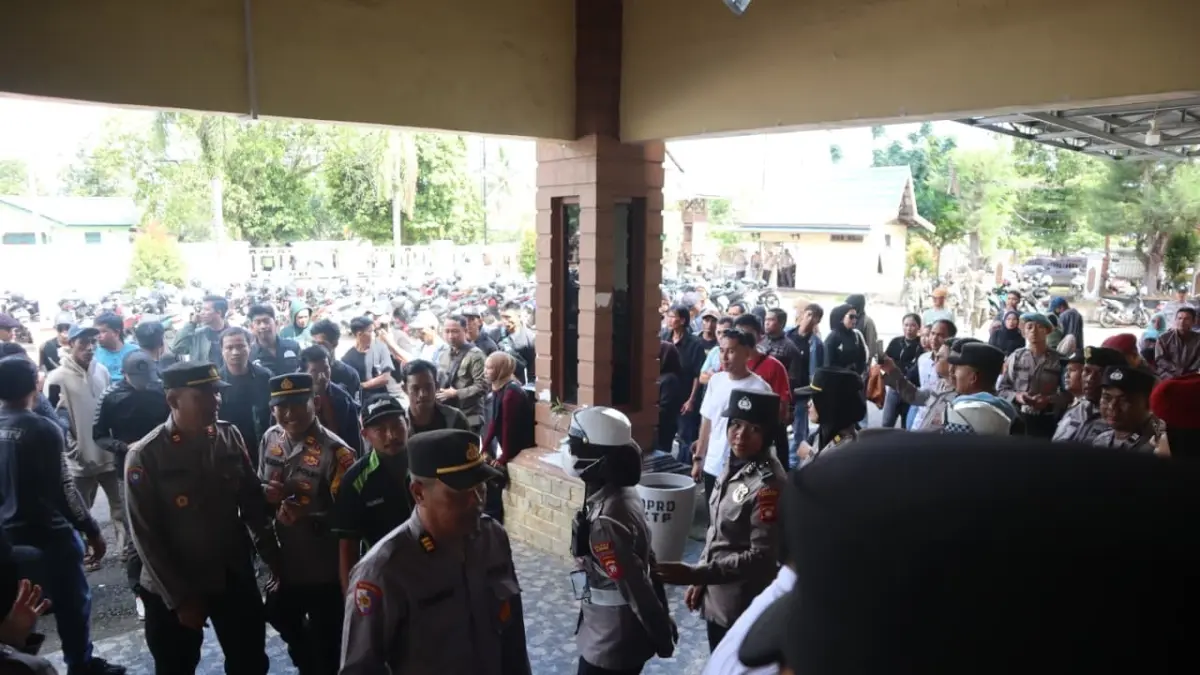 Ratusan karyawan PT. KAL menggelar aksi di halaman Gedung DPRD Ketapang, Rabu (13/5). (ISTIMEWA)